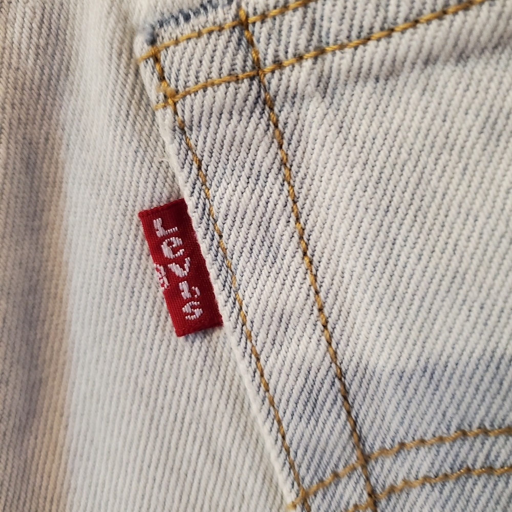 Levi's Women's Light Wash Distressed Button Fly Demin Short SZ 26 Style S58022 - Picture 5 of 15